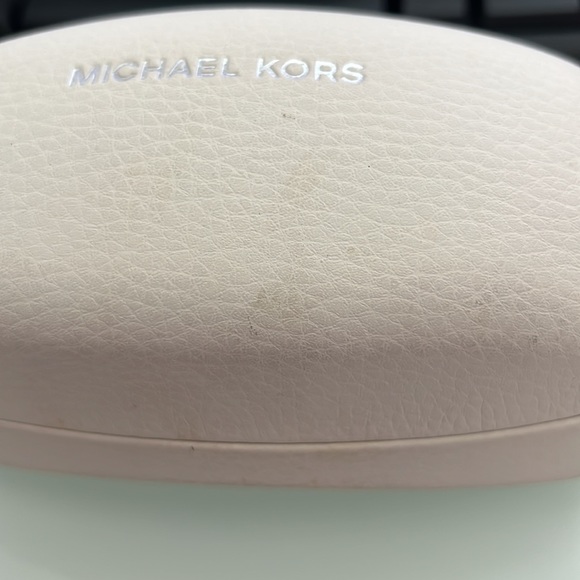Michael Kors sunglasses with case 😎 - Picture 7 of 9